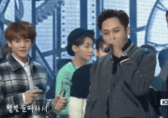 서로보면 껴안는게 습관이 된거 같은 남자아이돌.jpg | 인스티즈