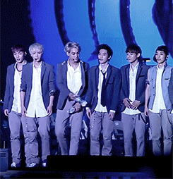 아이돌 그룹들의 귀여운 무대위 돌발상황 모음 GIF | 인스티즈