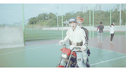 반다나가 역대급으로 잘 어울리는 아이돌 ㄷㄷㄷ.jpg (입덕주의) | 인스티즈