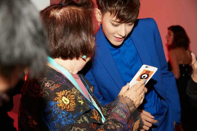 베르수스 베르사체가 최초로 브랜드쇼에 초대한 아시안 셀러브리티 | 인스티즈