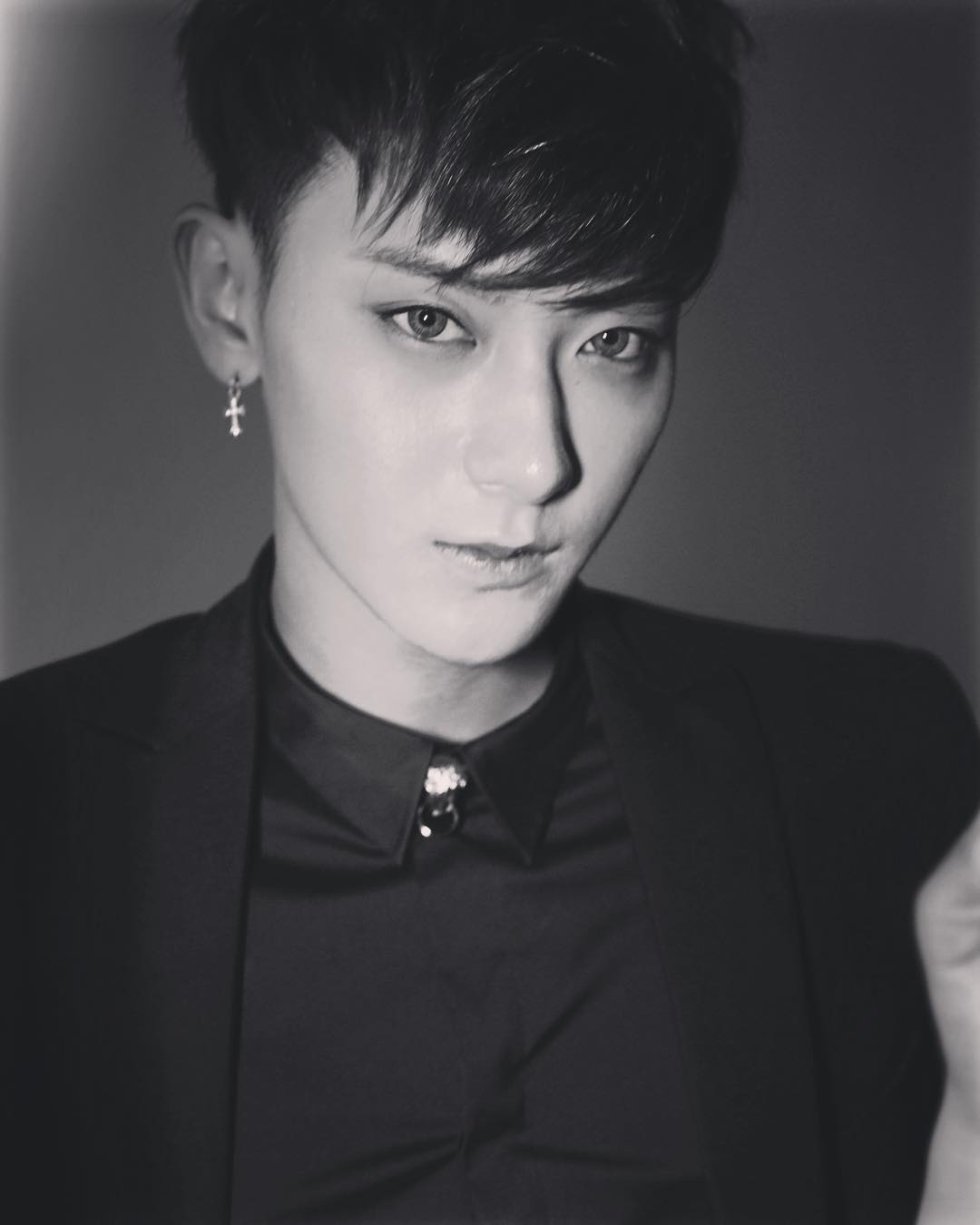 베르수스 베르사체가 최초로 브랜드쇼에 초대한 아시안 셀러브리티 | 인스티즈