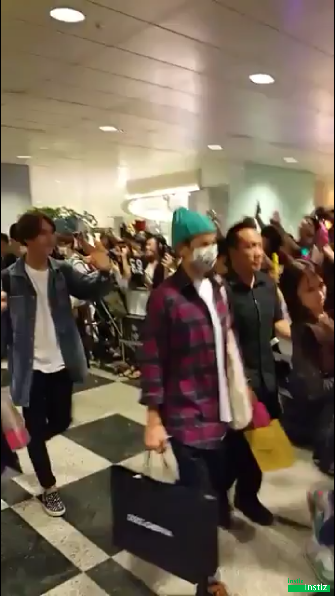 해외를 방문한 아이돌에게 고의적으로 보이는 물건던지기 | 인스티즈