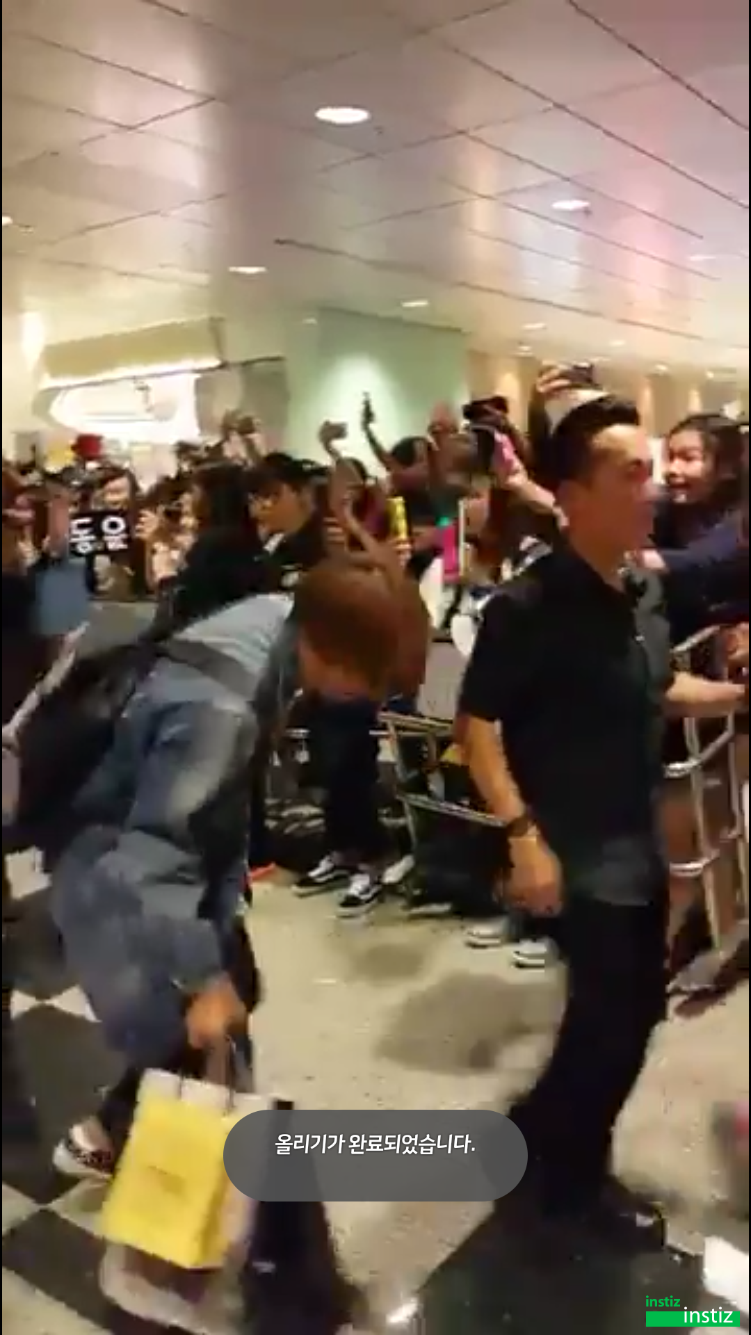해외를 방문한 아이돌에게 고의적으로 보이는 물건던지기 | 인스티즈