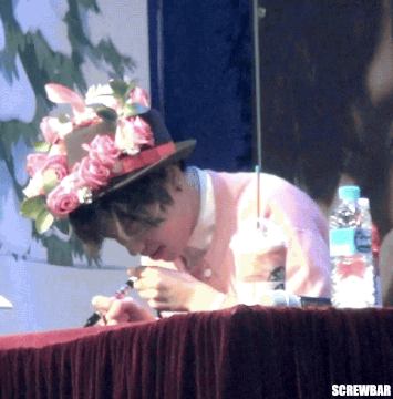 본진 멤버 중에 머리에 쓰는거 잘어울리는 멤버!! | 인스티즈