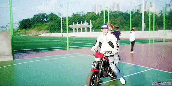 반다나가 역대급으로 잘 어울리는 아이돌 ㄷㄷㄷ.jpg (입덕주의) | 인스티즈