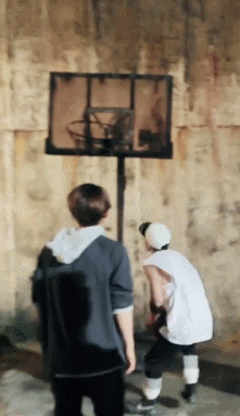 요즘 동생들한테 많이 어부바 당하는 한 신인 아이돌.gif (입덕주의) | 인스티즈