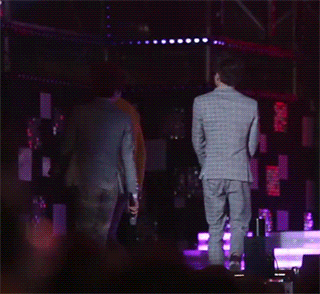 마이크 떨어뜨렸다고 동생에게 손찌검 당하는 아이돌....... | 인스티즈