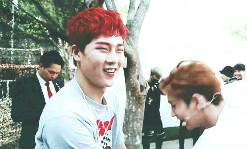 세븐틴) 뜬금없이 나타나서 인사하는 인사봇 홍지수 | 인스티즈