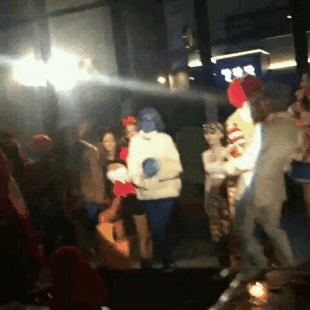 SM 할로윈 파티에서 수영이 드러누운 이유.jpgif | 인스티즈