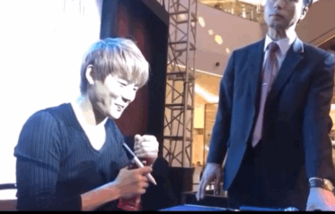 JYJ) 뭐가 그렇게 웃긴지 콘서트 내내 자지러지는 김준수ㅋㅋㅋㅋ | 인스티즈