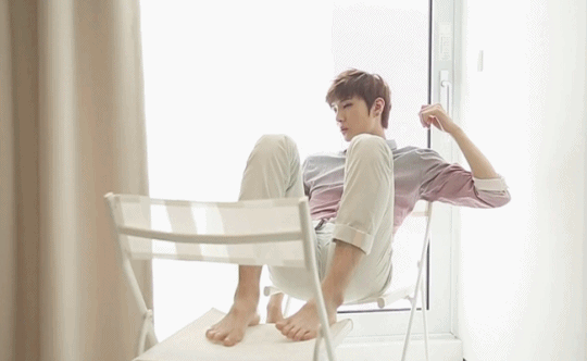 이제 하다하다 발 비율도 쩌는 아이돌 | 인스티즈