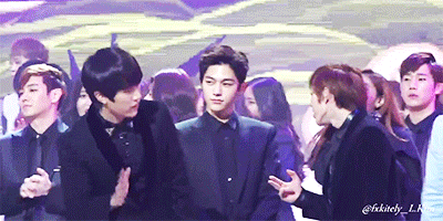 인사를 하긴했는데 뭔가 어색해보이는 두아이돌ㅋㅋㅋㅋㅋ | 인스티즈