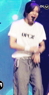 데뷔곡과 이어지는 곡을 7년만에 발표했던 아이돌그룹.gif | 인스티즈