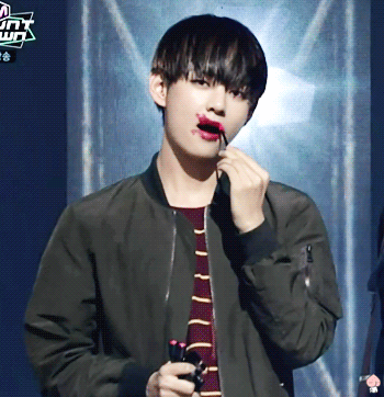 틴트 바르는 모습이 예사롭지 않은 아이돌 | 인스티즈