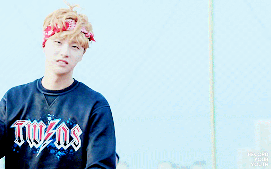 반다나가 역대급으로 잘 어울리는 아이돌 ㄷㄷㄷ.jpg (입덕주의) | 인스티즈