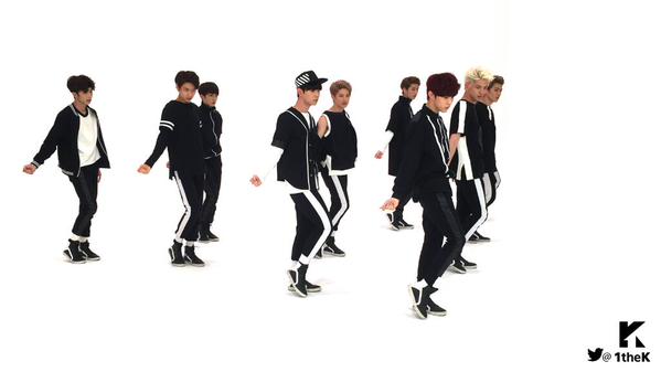 아디다스+나이키 져지를 합쳐놓은 한 아이돌의 무대 의상 | 인스티즈