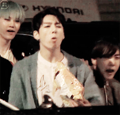 걸음걸이가 정말 위풍당당한 아이돌.jpgif | 인스티즈