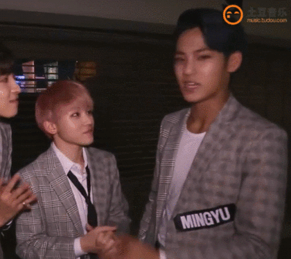 세븐틴) 걸어가는데 눈높이가 민규 가슴팍이라 놀라는 지훈이 | 인스티즈