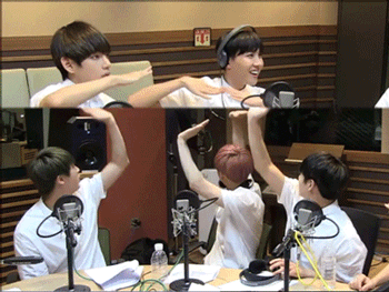 한 아이돌 그룹이 보이는 라디오에서 저지른 만행.swf | 인스티즈