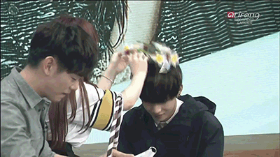 방탄소년단) 화관주려는 지민양(피프틴앤트)에게 머리부터 내미는 태태 | 인스티즈