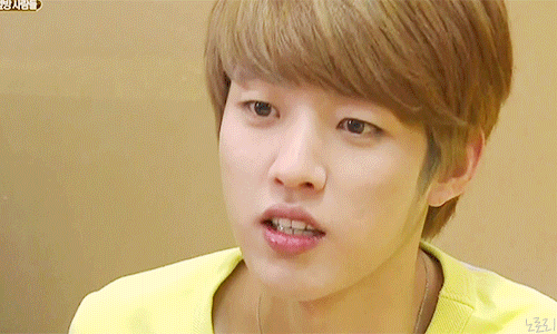 태연누나는 봐야겠는데 대놓고 보려니 부끄러움.gif | 인스티즈