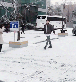 걸음걸이가 정말 위풍당당한 아이돌.jpgif | 인스티즈