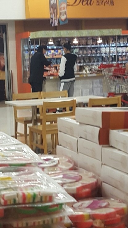 흔한 시식을 기다리는 아이돌.jpg | 인스티즈