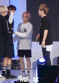 21살 남자아이돌 땅바닥 앉아있는 자세ㅋㅋㅋㅋㅋㅋㅋㅋ | 인스티즈