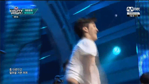 아이돌 그룹들의 귀여운 무대위 돌발상황 모음 GIF | 인스티즈