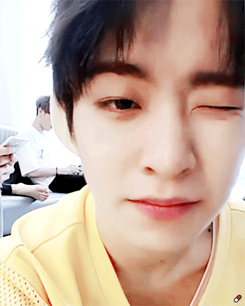 입 벌려야 윙크가 가능한 아이돌.gif | 인스티즈