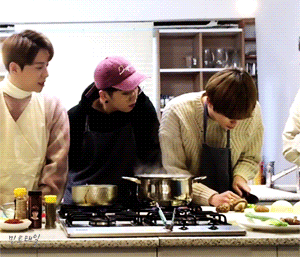 떡국 차암 맛있게 조리하는 아이돌(feat. 육개장) | 인스티즈