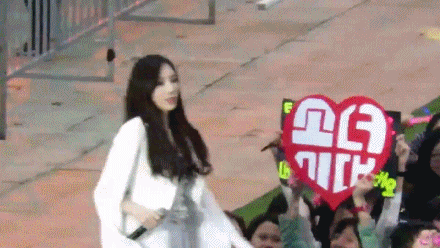 끝까지 따라오는 태연 팬.gif | 인스티즈