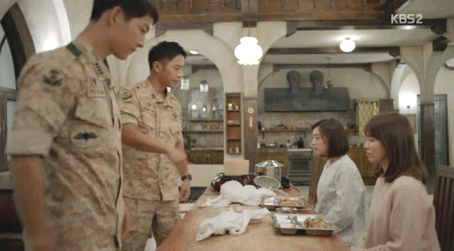 태양의후예) 박력 + 꿀떨어지는 모습은 서상사님 기본옵션이지말입니다.gif | 인스티즈