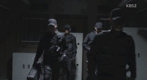 태양의후예) 박력 + 꿀떨어지는 모습은 서상사님 기본옵션이지말입니다.gif | 인스티즈