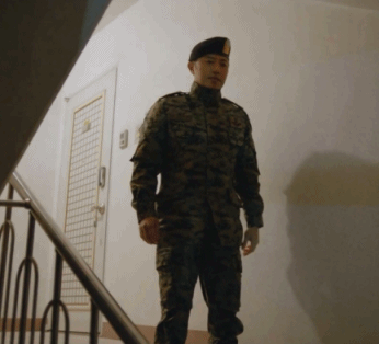 태양의후예) 짠내 + 바보미 폴폴 풍기던 서상사(feat.죽으면안되지말입니다).gif | 인스티즈