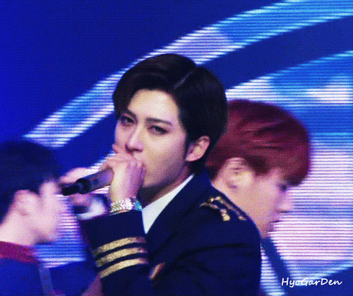 거의 자기만한 물고기를 낚은 아이돌.jpg | 인스티즈