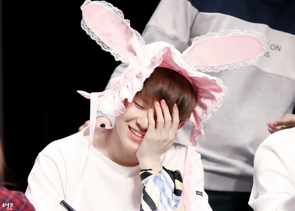 텍스트만봐도 팬들 동공지진나는 오늘 인기가요 남돌친목ㅋㅋ | 인스티즈