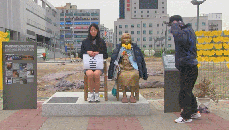 소녀상 옆에 앉아있는 여학생을 본 시민들의 반응(데이터 주의) | 인스티즈