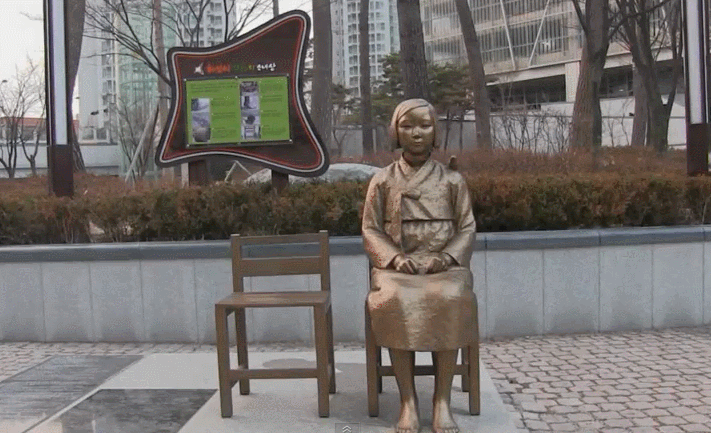 소녀상 옆에 앉아있는 여학생을 본 시민들의 반응(데이터 주의) | 인스티즈