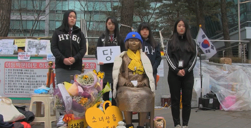 소녀상 옆에 앉아있는 여학생을 본 시민들의 반응(데이터 주의) | 인스티즈