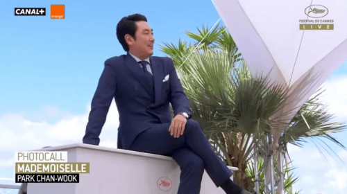 외국기자들 앞에서 단상에 올라간 조진웅.jpg | 인스티즈