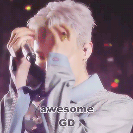 갑자기 팬한테 다가가서 귓속말 하는 지드래곤.gif | 인스티즈