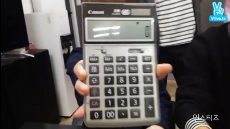 계산기 하나 가지고도 잘 노는 아이돌.svt | 인스티즈