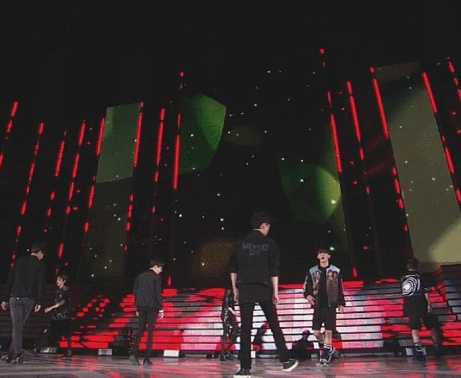 실수로 걍 멍하고 서있는데 스포트라이트.gif.exo | 인스티즈