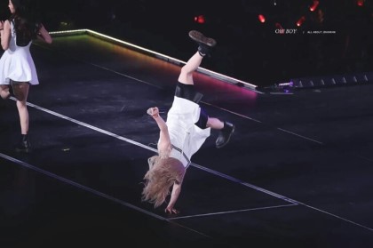 콘서트에서 덤블링하는 걸그룹 멤버(feat.아이콘서트) | 인스티즈