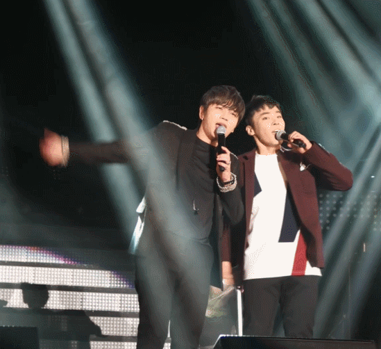 진짜 브로맨스인듯한 두 남자솔로가수. 휘성 케이윌 콘서트에서 케미ㅠㅠ | 인스티즈