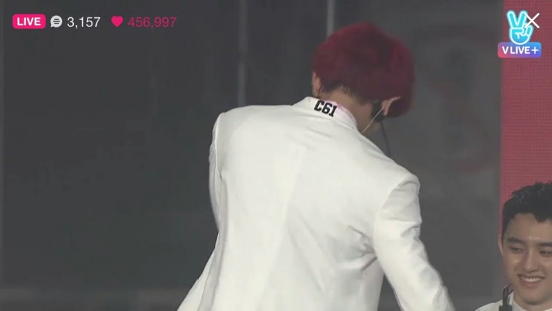 쇼케이스 중인데 빨간 땀 흘리고 있는 아이돌.exo | 인스티즈