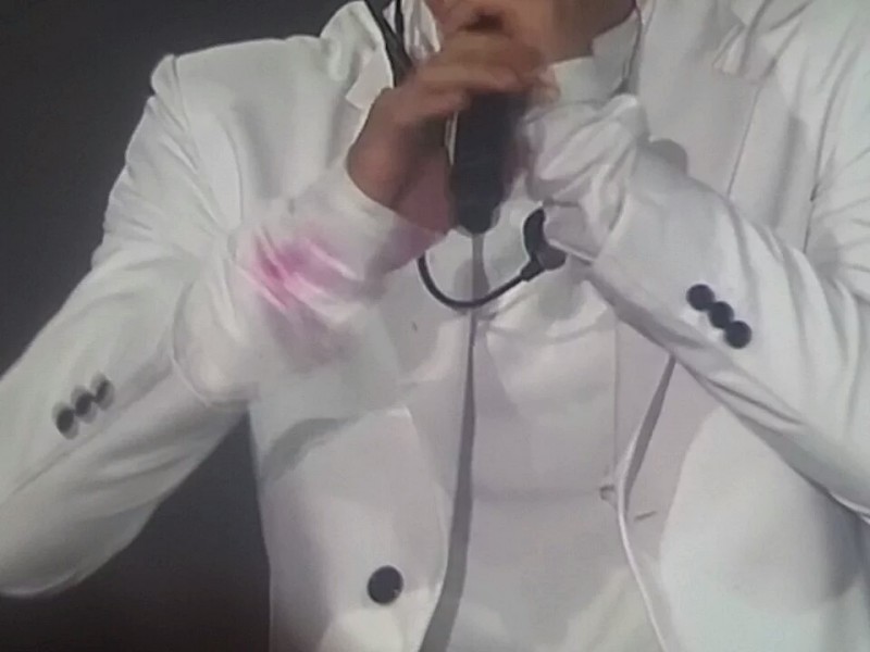 쇼케이스 중인데 빨간 땀 흘리고 있는 아이돌.exo | 인스티즈