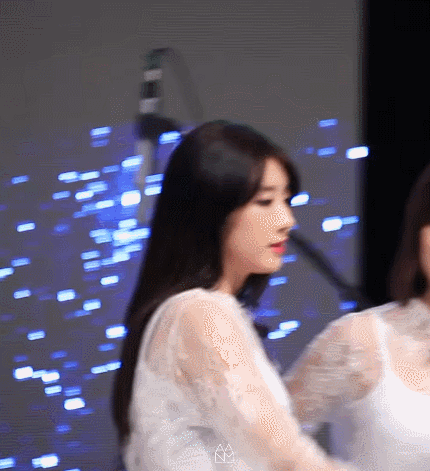 자꾸 일부러 아래에서 찍는 걸 알아챈 여자아이돌 | 인스티즈