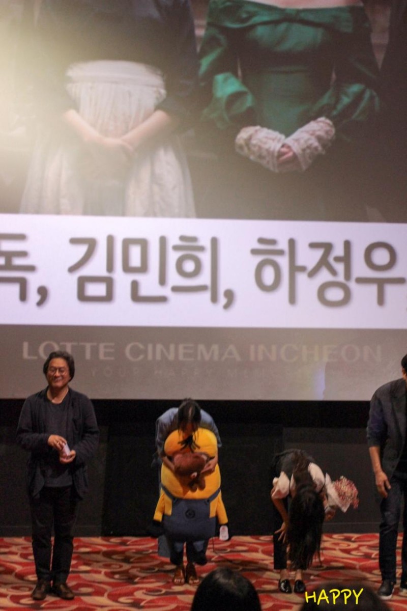 김민희가 갑자기 인형 선물을 많이 받는 이유.jpg | 인스티즈